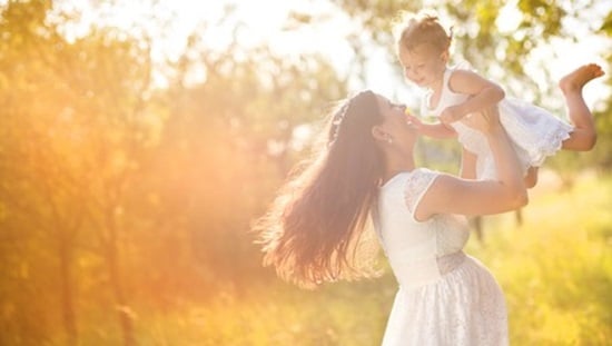 אישה בהיריון מניפה את בתה הגדולה - הנחיות חשובות לבריאותכן ולבריאות הדור הבא