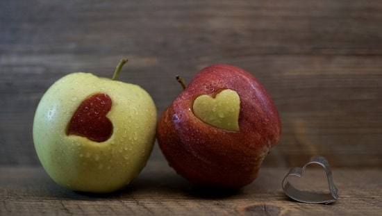 שני תפוחים בצבעים שונים עם צורה של לב, תקשורת מקרבת מאפשרתל לנו לתקשר באמפתיה גם במצבים קשים