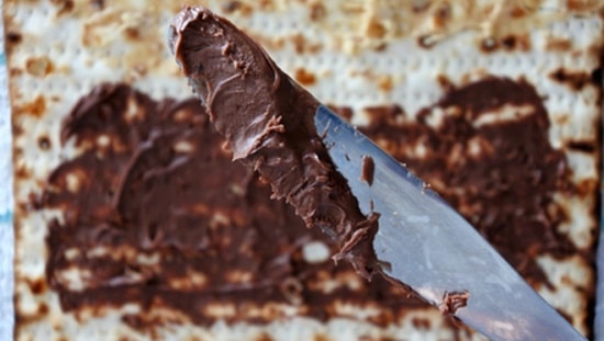 מצה עם שוקולד, היא אחת הסיבות לא להתחיל דיאטה לפני פסח