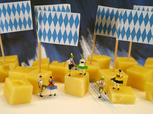 ריבועי גבינה עם דגלים