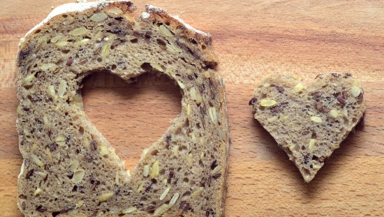 הגדלת צריכת הדגנים המלאים ב-2 פרוסות לחם ביום הפחיתה את הסיכון למחלות לב. צילום: pixabay