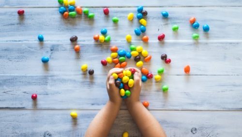 איך לעזור לילדים לאכול פחות סוכר? צילום: unsplash