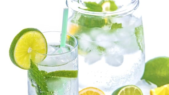 אפשר לגוון את המים עם תוספת של לימון או נענע. צילום: pixabay