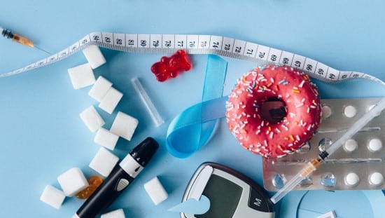אכילה לא בריאה מובילה להשמנת יתר ולמחלות כמו סוכרת. צילום: pexels