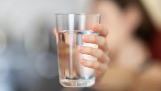 שתו כוס מים מידי שעה. צילום: pixabay