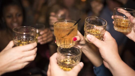 שותים במסיבות והבטחון העצמי מתחזק. צילום: pixabay