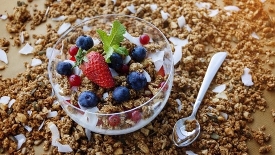 ויתור על פירות ודגנים מלאים הוא ויתור על שלל ויטמינים ומינרלים חיוניים. צילום: pixabay