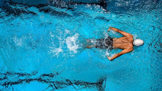 שחייה היא פעילות ספורטיבית נהדרת לקיץ. צילום: pixabay