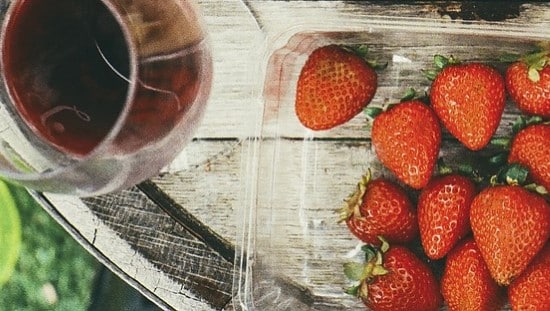 תותים ויין אדום יבש ליום האהבה. צילום: pixabay