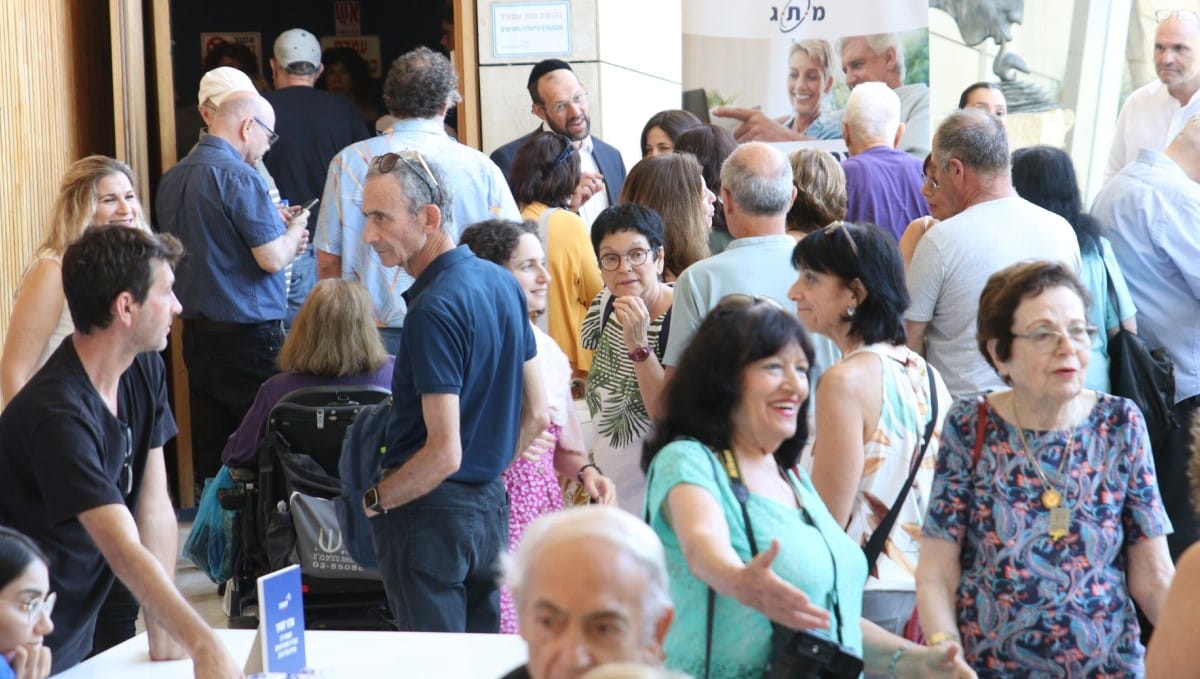 מפגש מהנה עם חברים בכנסי "לחיות בריא". צילום: ליאור שני