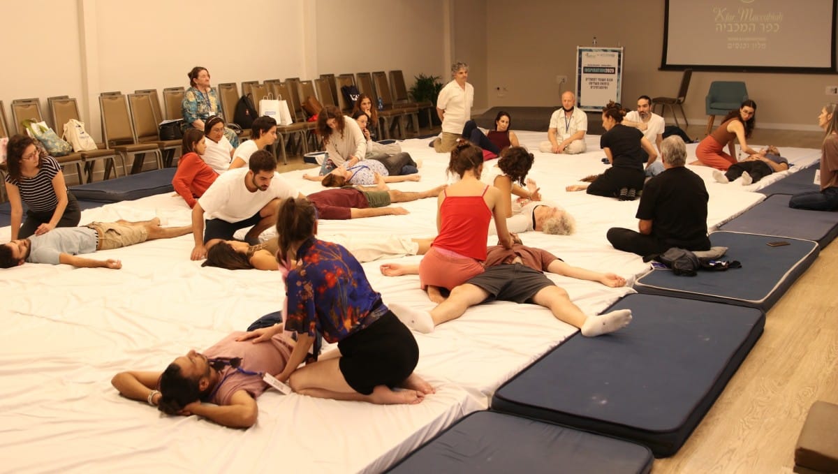 "המגע מגיע למקומות בהם מילים לא יכולות לגעת". סדנת מגע בכנס INSPIRATION. צילום: ליאור שני