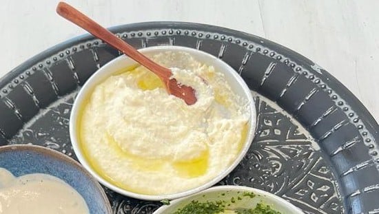 סקורדליה מוגשת לשולחן. צילום: מיכל לנרט מתוך אוסף צילומי הספר רב המכר "חמש עונות במטבח-בישול טבעוני ברוח הזן"