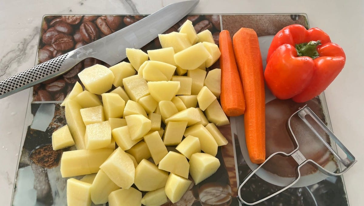 תפוחי אדמה, גמבה וגזר מוציאים את כל המצרכים ומתחילים... צילום: עינב בורשטיין