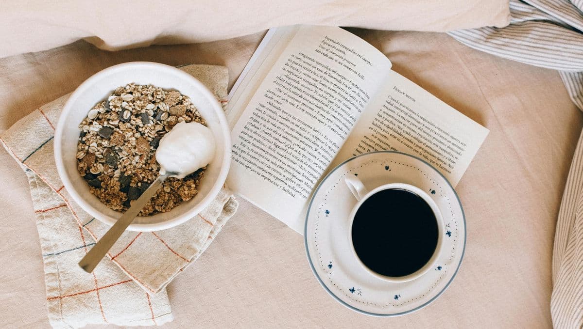 גרנולה ביתית וקפה בארוחת בוקר. תמונה: pexels