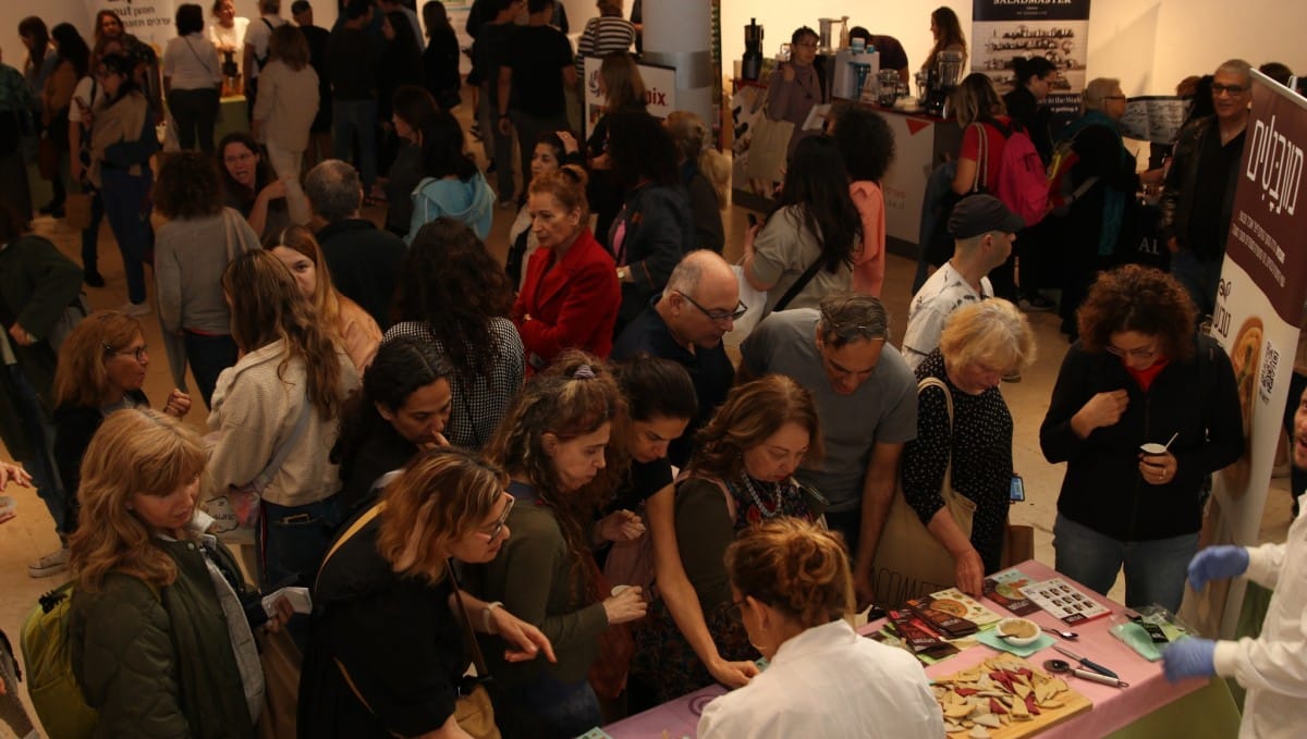 שופינג בריא ומשתלם במתחם הדוכנים בכנס "אוכלים בריא". צילום: ליאור שני