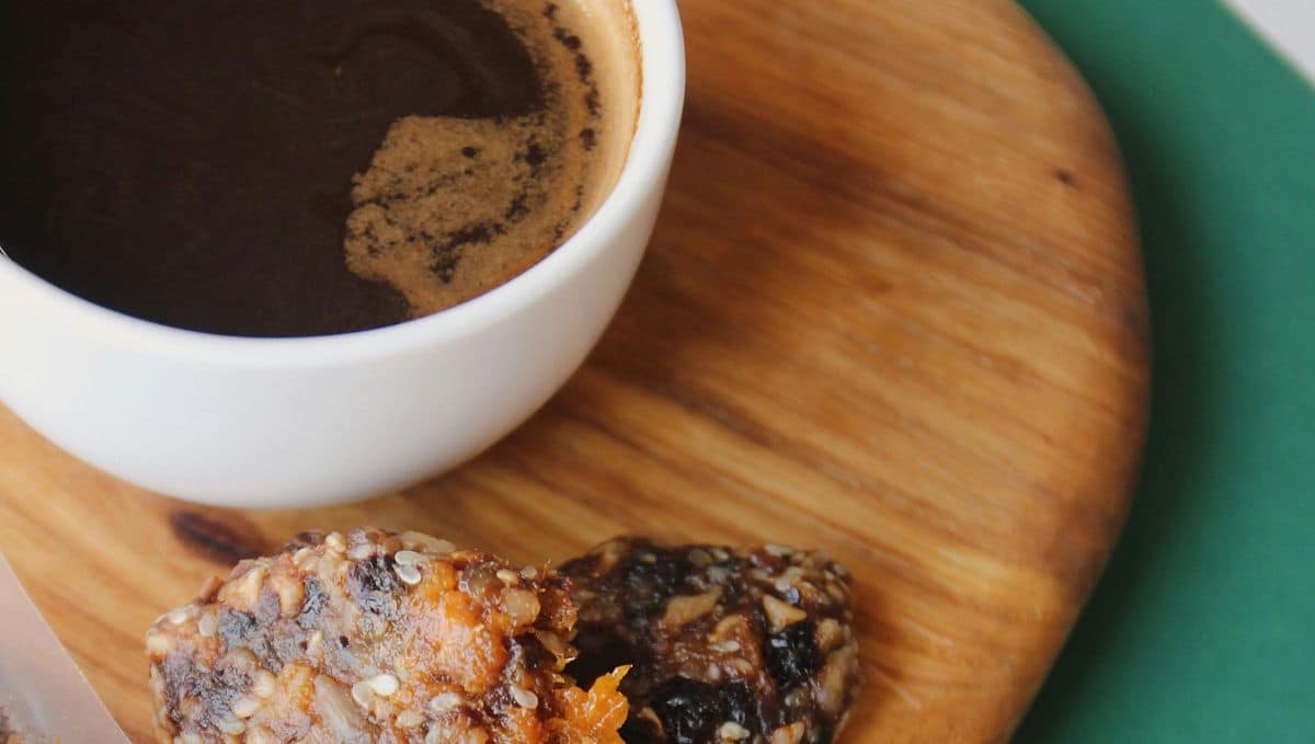 קפה וחטיף אנרגיה. צילום: Pexels