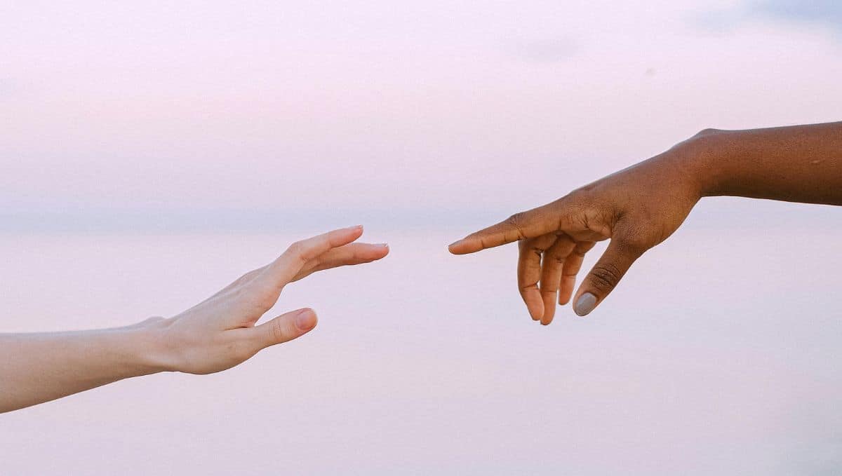טיפול באמצעות מגע בכפות הידיים. צילום: Pexels