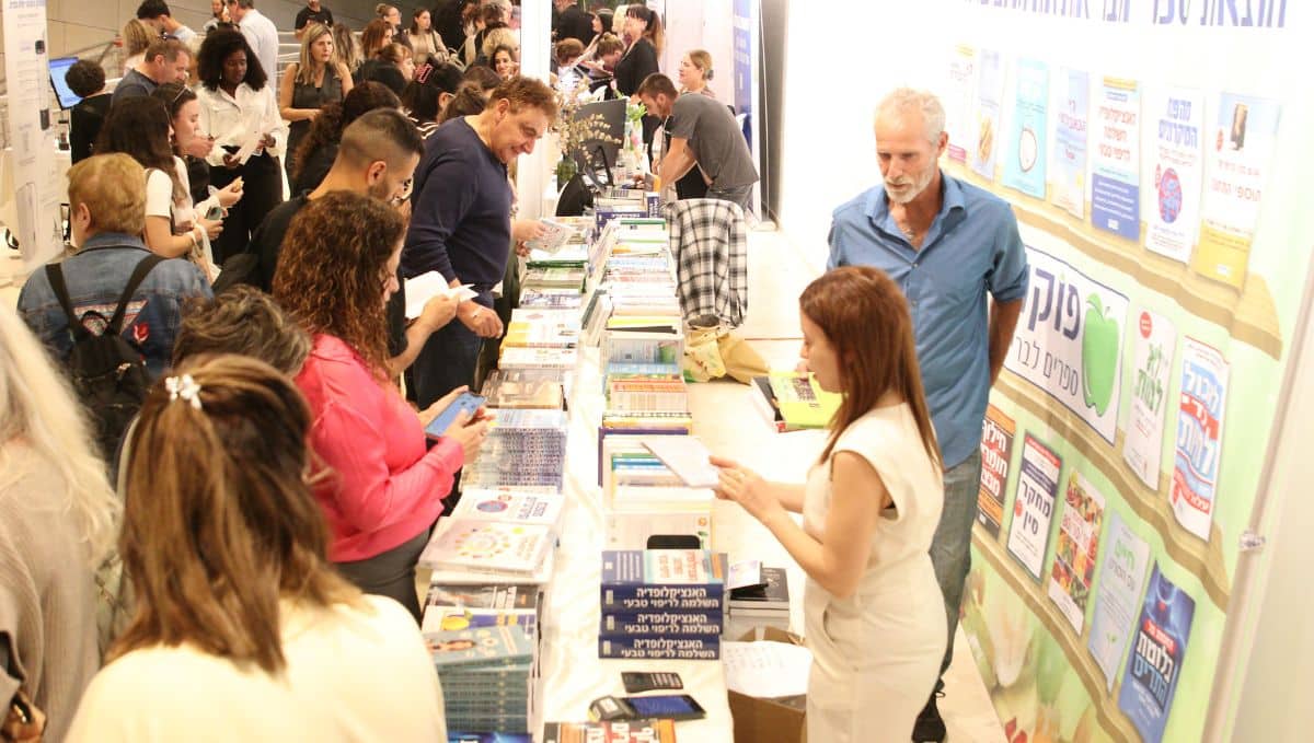 שופינג בריא ומשתלם במתחם הדוכנים בכנס "אוכלים בריא 16". צילום: ליאור שני