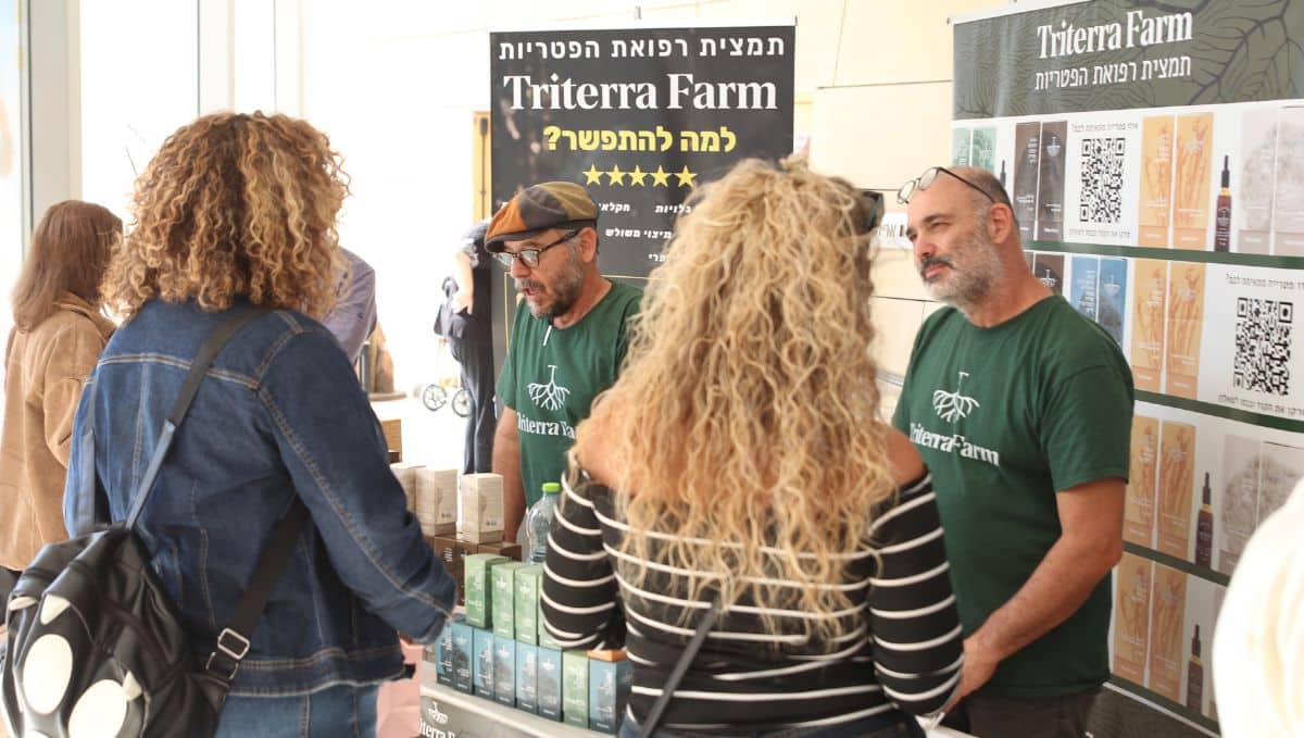 שופינג בריא ומשתלם במתחם הדוכנים בכנס "אוכלים בריא 16". צילום: ליאור שני