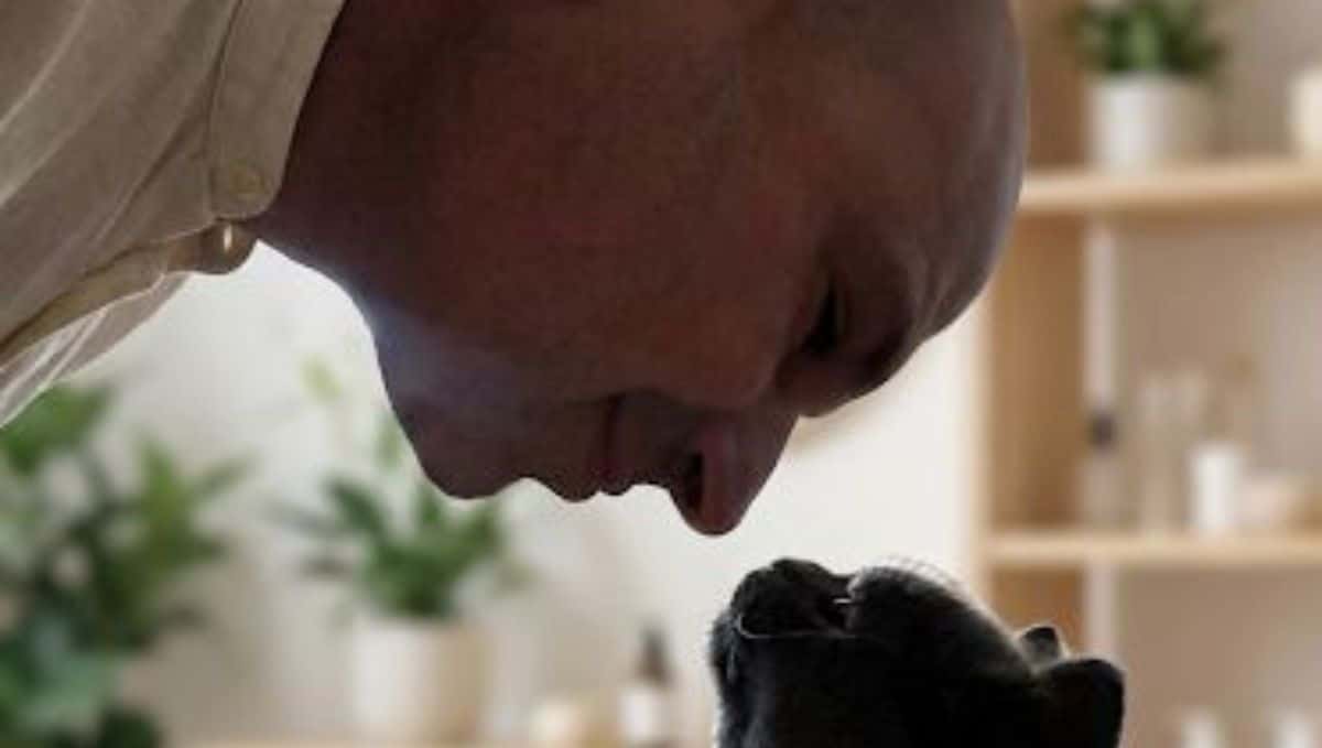 ד"ר זוהר יגיל וחתול. צילום: אלבום פרטי