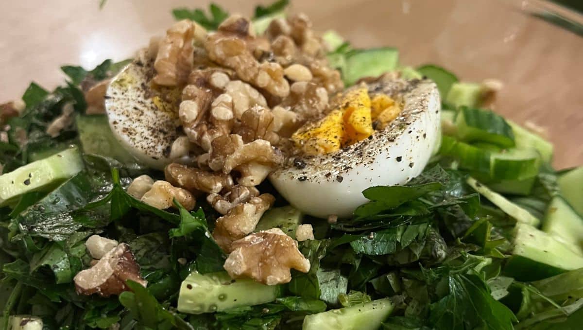 תבשיל אחד לא מספק אתכם? תמיד אפשר להוסיף סלט ירוק. תמונה: גל גזית