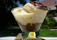 גלידת בננה ברוטב שוקולד