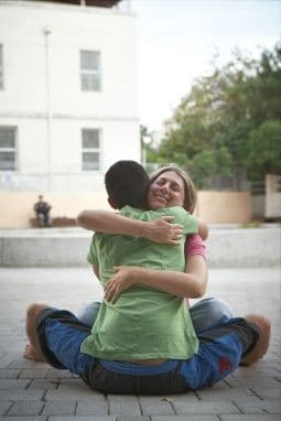 כבר לא זרים זה לזה